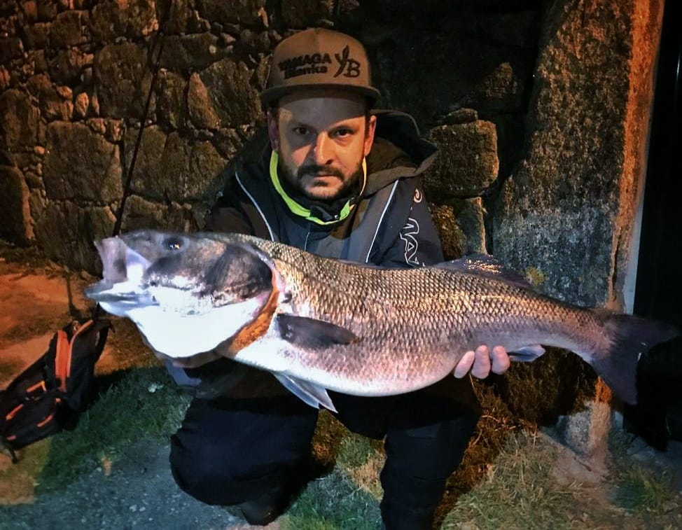 Pescador Posando junto a una Lubina- PESCA RÍAS BAIXAS